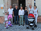 Il Sindaco Serrani, l'Assessore Mariani e le due famiglie con i neonati
