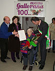 La sig.ra Gallerana Conti festeggiata dal Sindaco Biagetti per i suoi 100 anni