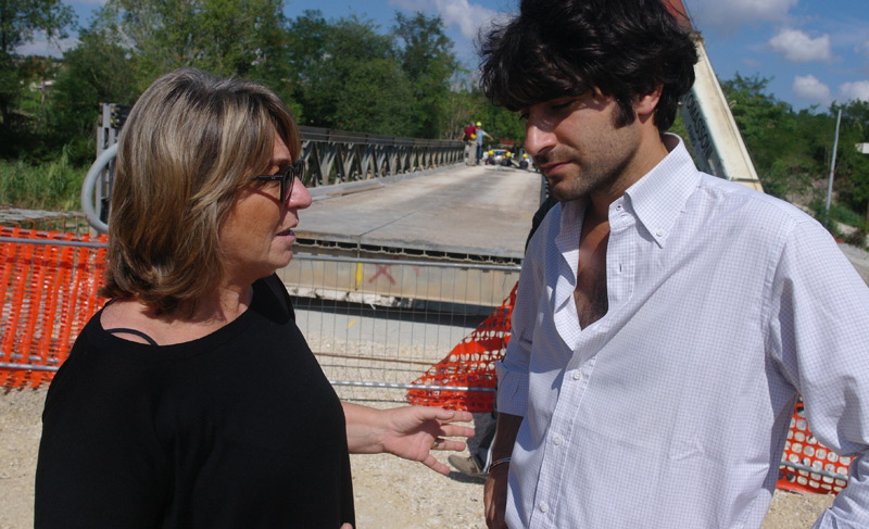Patrizia Casgrande e Matteo Principi dopo i lavori per ilponte sul fiume Cesano