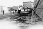 Partita di pallone sotto alle mura cittadine, 1952. Stampa alla gelatina sali d’argento.