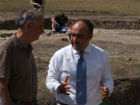 Il prof. Pierluigi dall'Aglio e il sindao msassimo Bello durante una campagna di scavo alle Muracce