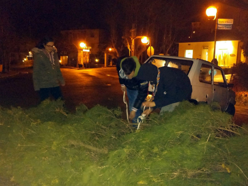 Scout al lavoro per mettere in sicurezza una strada ad Ostra Vetere