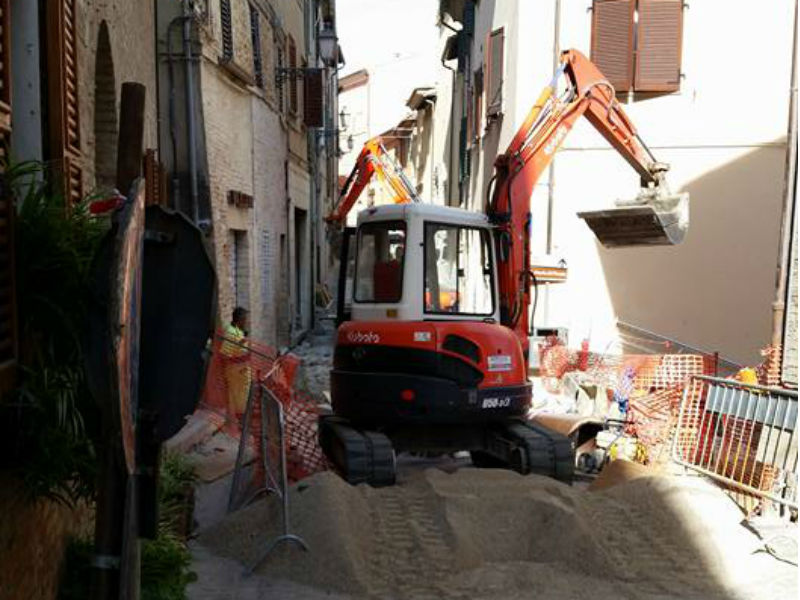 Lavori in via Mazzini ad Ostra Vetere