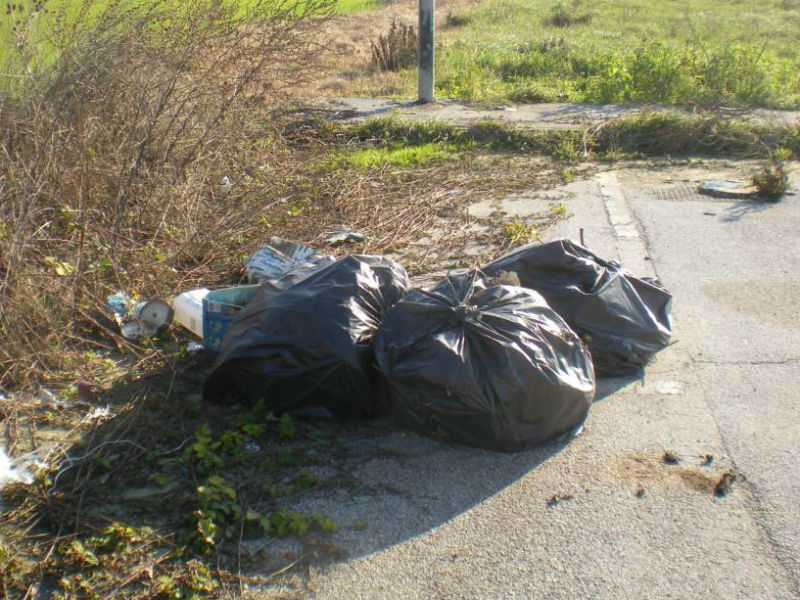 Discarica a cielo aperto a Trecastelli